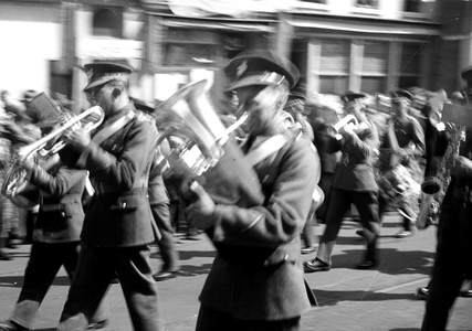 831679 Afbeelding van een legerband tijdens de Church Parade in de Potterstraat te Utrecht.N.B. De parade werd gehouden ...